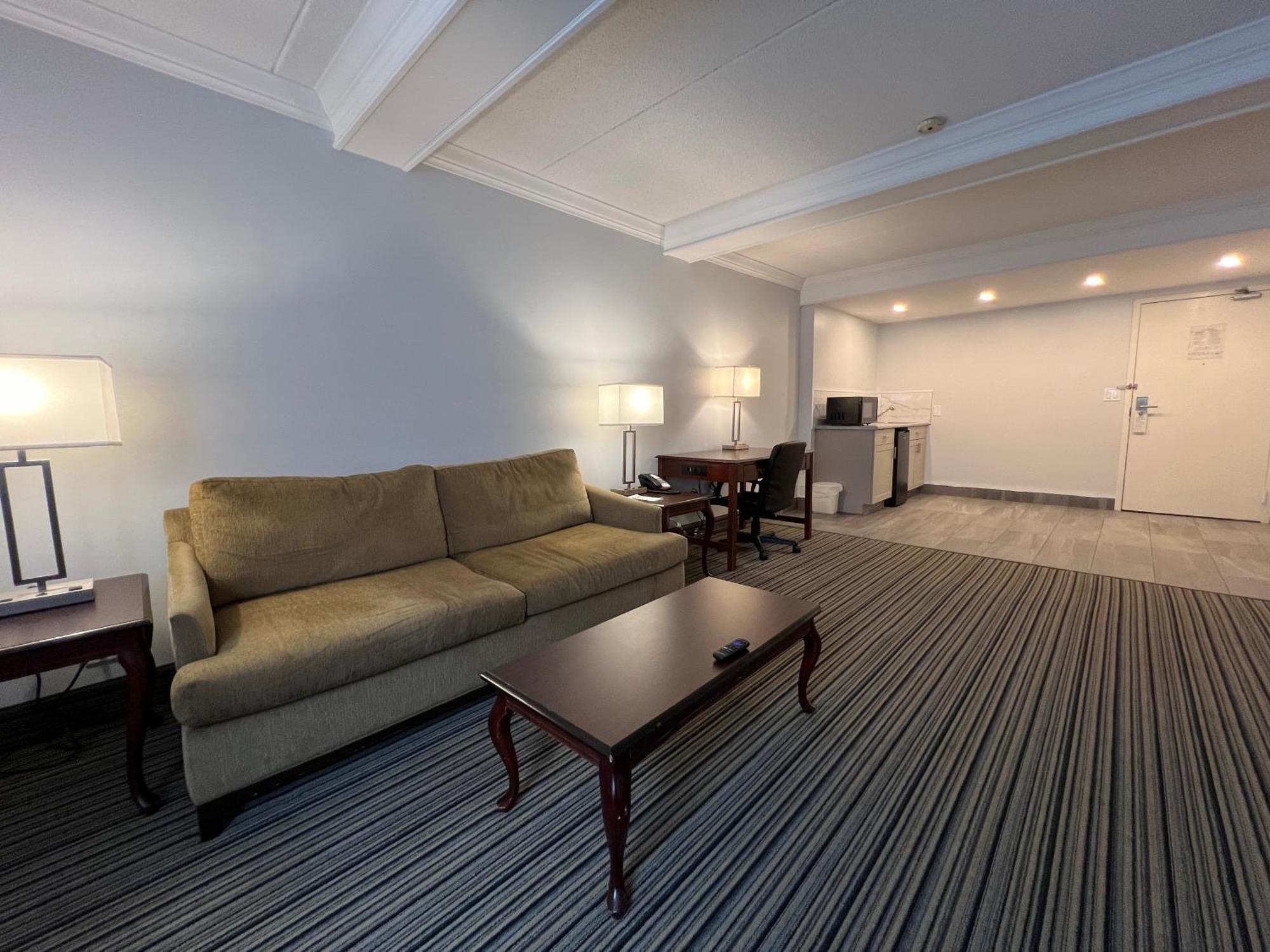 Ramada By Wyndham London Hotel Exterior photo