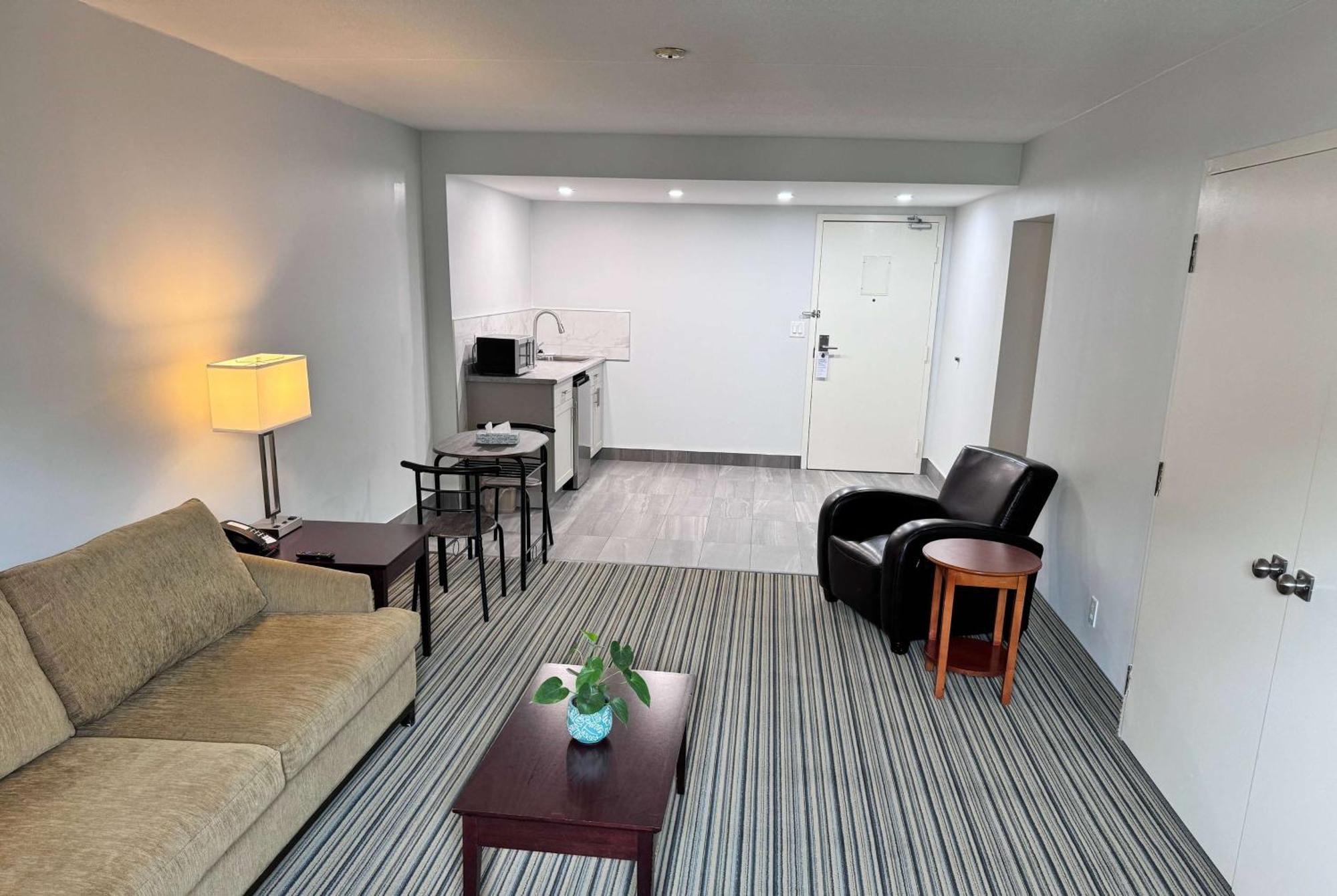 Ramada By Wyndham London Hotel Exterior photo