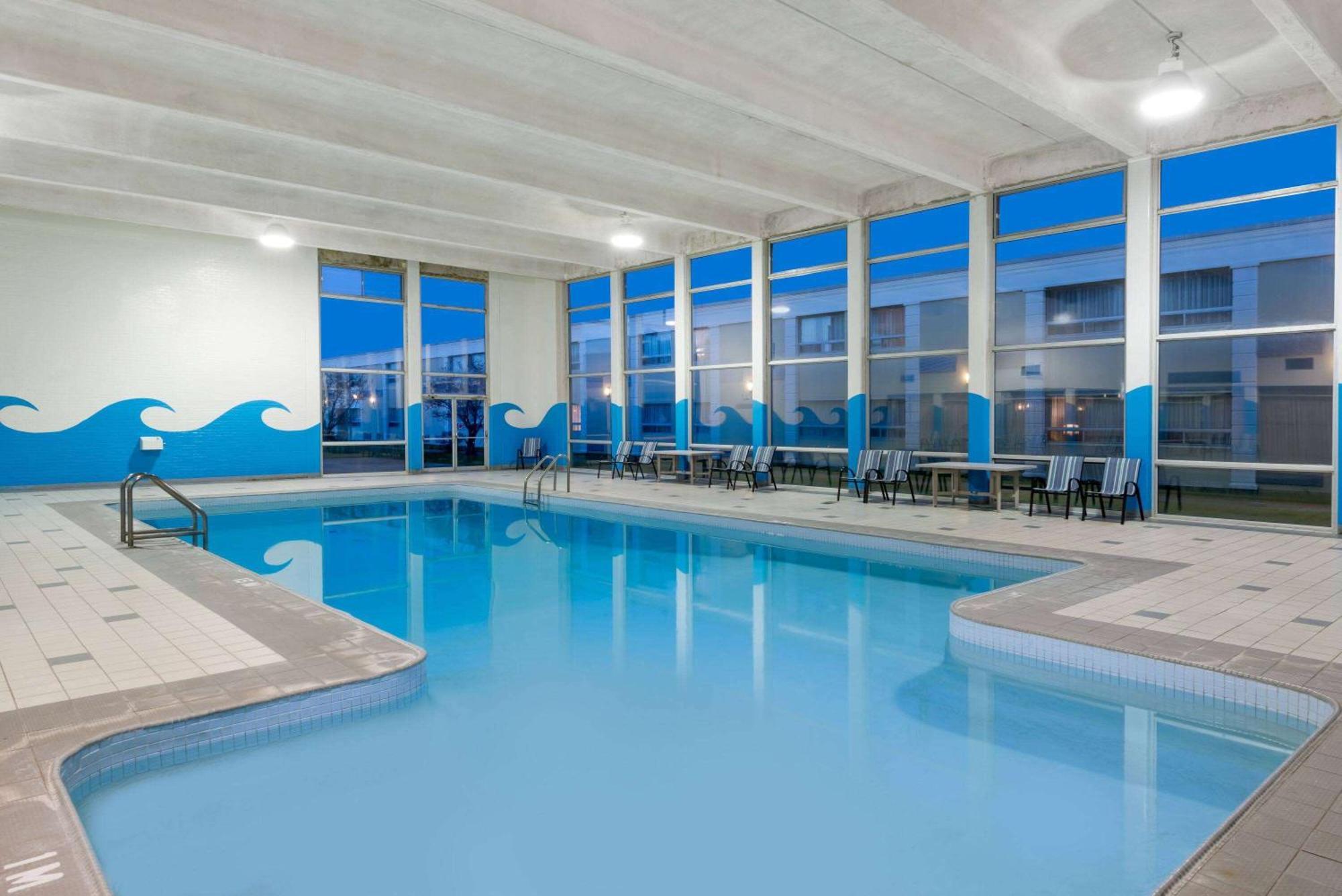 Ramada By Wyndham London Hotel Exterior photo